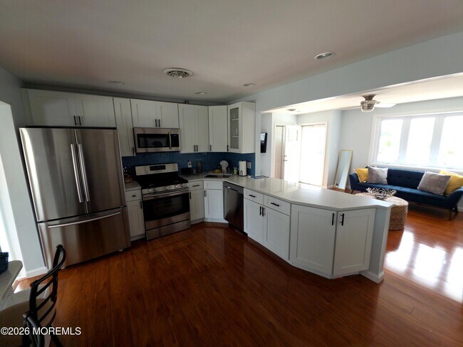 Building Photo - 129 E Raritan Dr