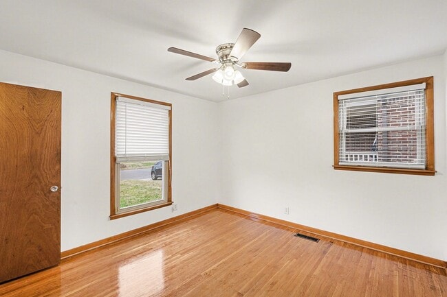 Building Photo - 3 Bedroom w/Den, 2.5 Bath-