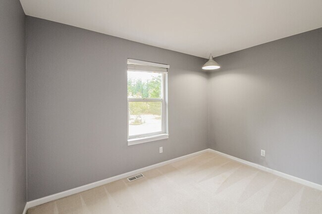 Building Photo - Move in Special! Ravensdale 3 Story,on shy...
