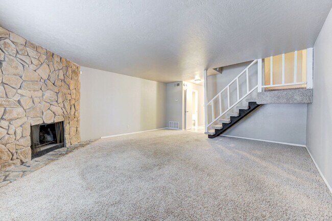 Building Photo - Cute Townhouse in the Heart of Norman, just minutes from OU!