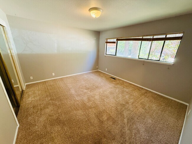Building Photo - Pet Friendly 4 bed 2 bath house for rent at 1222. Jobs Peak