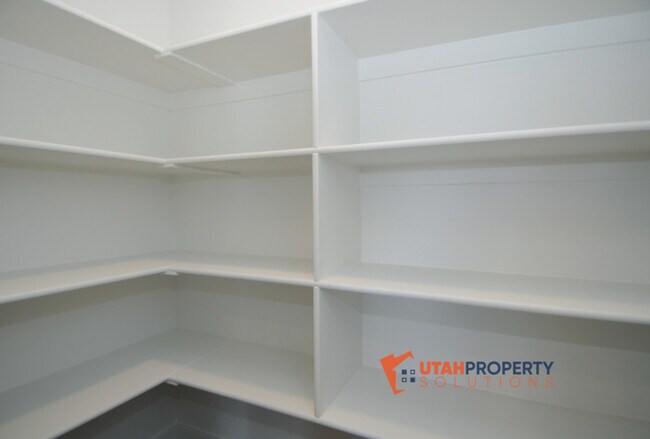 Building Photo - 7042 N Brook Ridge