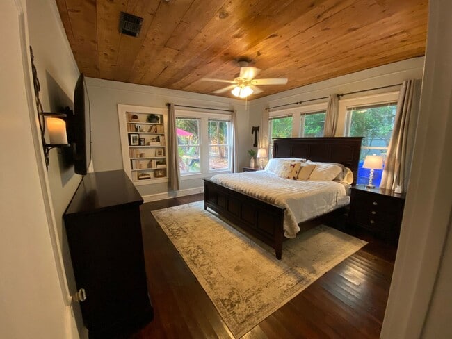 Building Photo - Awesome Farmhouse Home