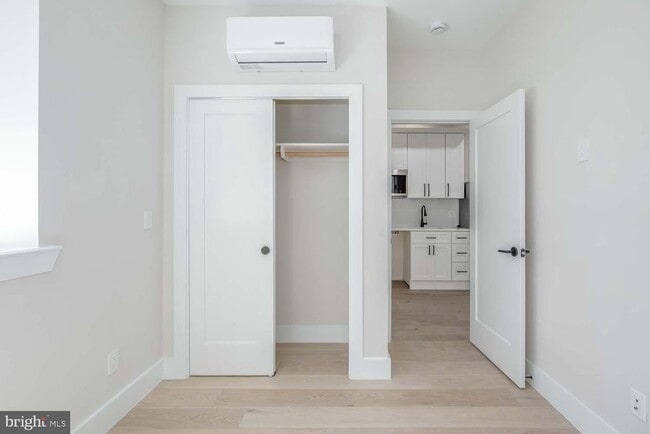 Building Photo - 722 Kenyon St NW