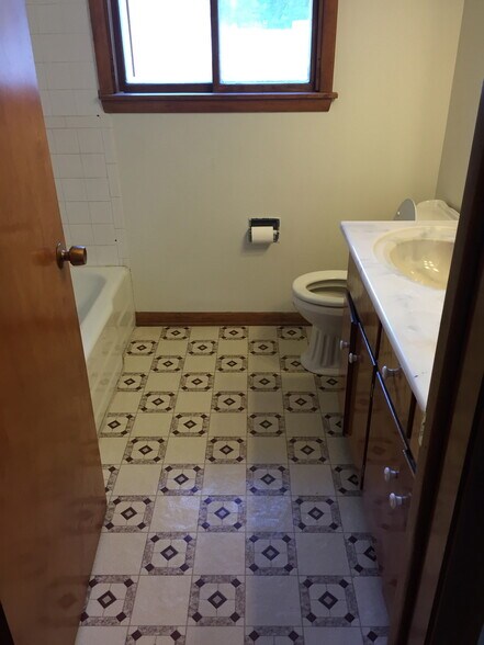 Full Bathroom - 628 Johanna Avenue Southeast