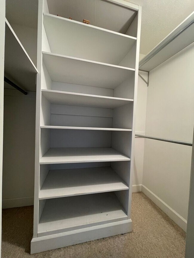 Building Photo - Spacious country home for lease