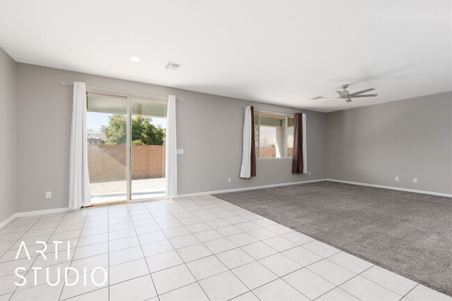 Building Photo - Beautiful 4 bedroom 2.5 bathrooms Two-Stor...