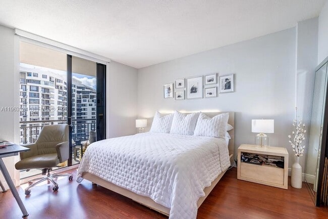 Building Photo - 540 Brickell Key Dr