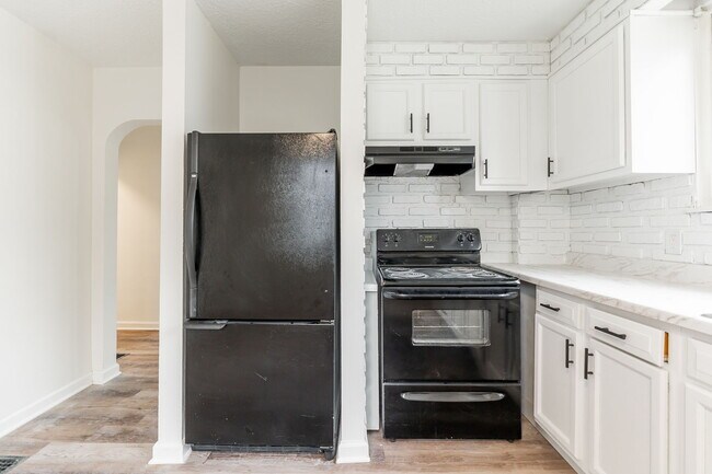 Building Photo - 2243 Safford Ave