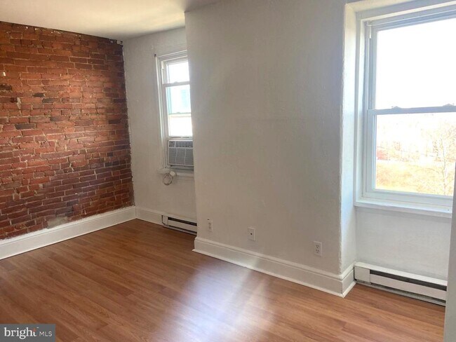 Primary Photo - 613 N Jackson St