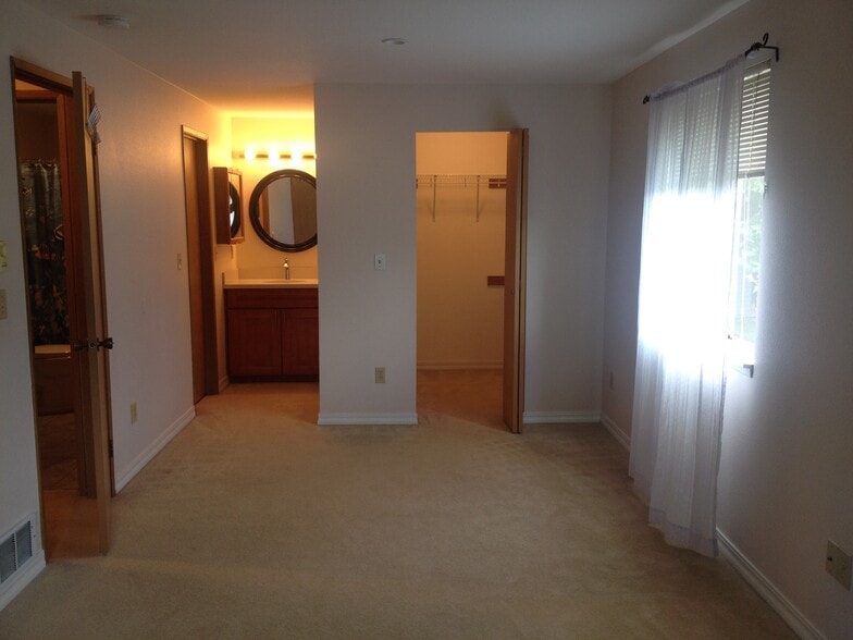 Main Bedroom - 12707 87th Ct NE