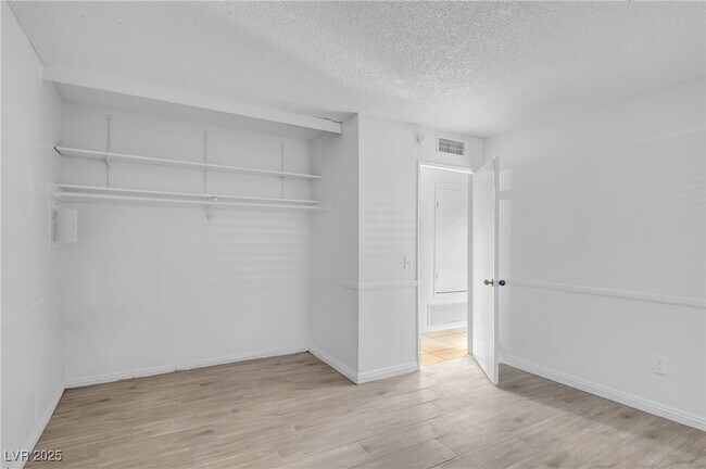 Building Photo - 1405 E Vegas Valley Dr