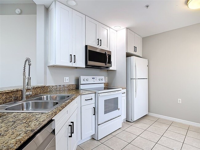 Building Photo - 12151 Summergate Cir