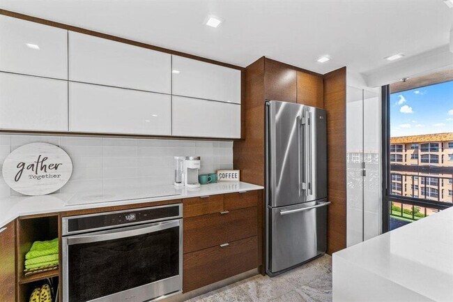 Building Photo - 2707 N Ocean Blvd