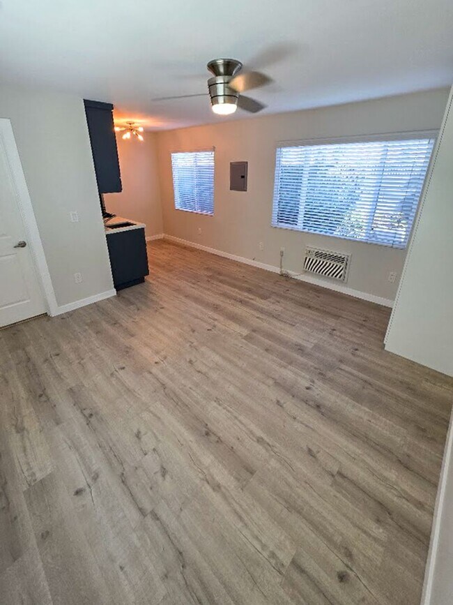 Interior Photo - 613 S Prairie Avenue