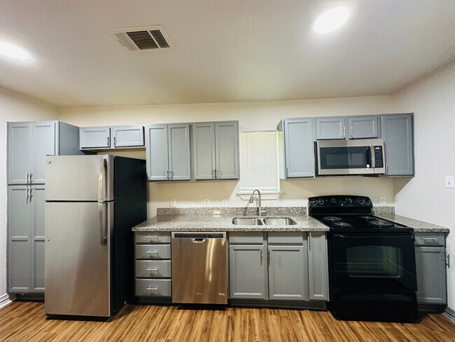 Building Photo - 1535 E Elmore Ave