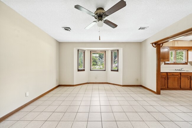 Building Photo - 2804 Briar Hill Ln SE