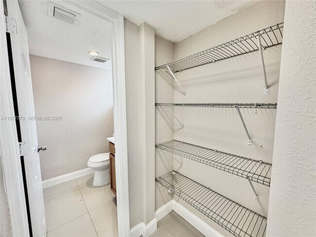 Building Photo - 3840 SW 52nd Ave