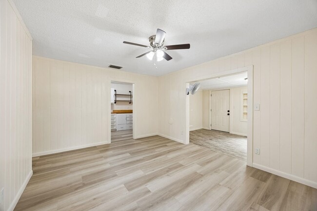 Building Photo - 2113 Silver Lake Dr