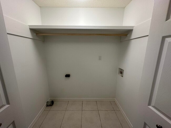 Building Photo - 2703 Bay Club Dr