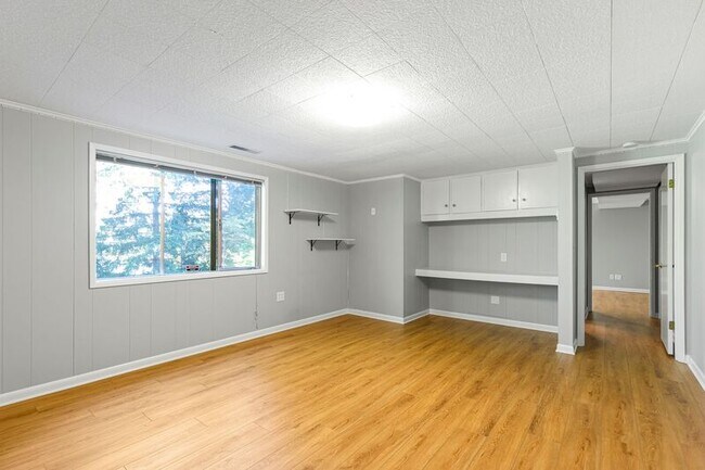 Building Photo - 2640 SW Vista Dr
