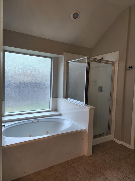 Separate tub and shower - 4826 Claymill Ct