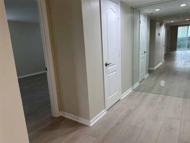 Building Photo - 3510 Oaks Way