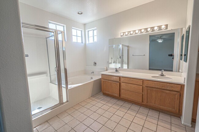 Building Photo - 4 Bedroom Oaklane Townhome in Santa Clarita!