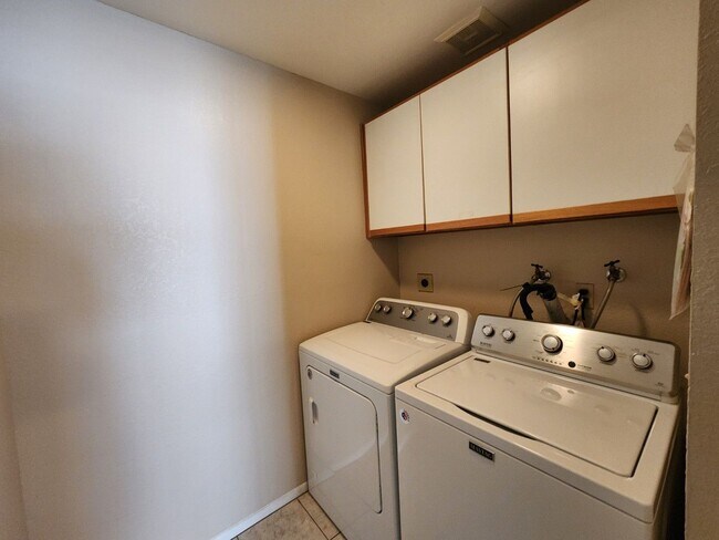 Building Photo - Lovely 2 Bed 2 Bath Downstairs Condo in Gr...