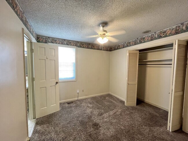 Building Photo - 3/2 One Level Home w/ Spacious, Level Lot!