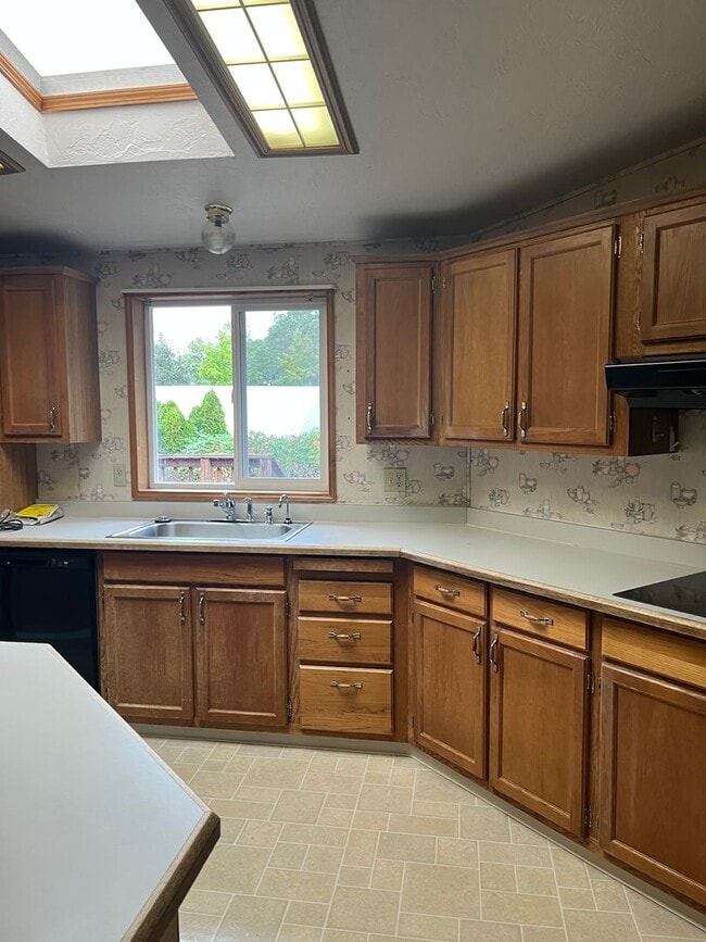 Building Photo - 261 Crest Dr