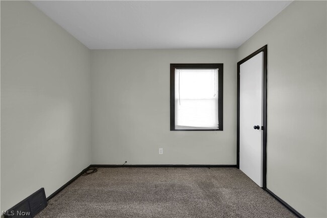 Building Photo - 15705 Maplewood Ave