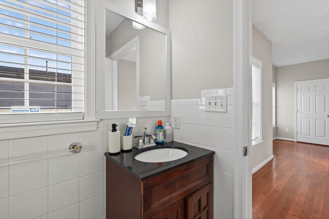 Building Photo - 2818 Tidewater Dr