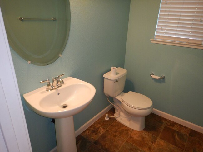 Building Photo - Cute as a button in Double Diamond Ranch!