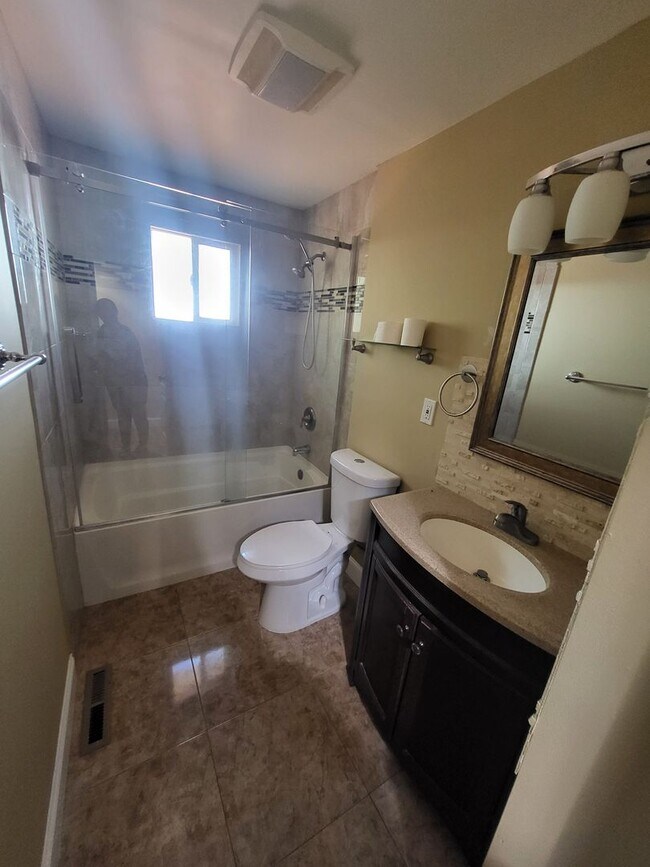 Building Photo - 1010 S Division St