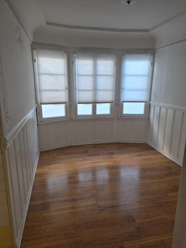 Building Photo - 357 S Doheny Dr