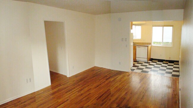 Building Photo - Lower 2bed/1bath in Alberta Arts! Off street parking, dw, hardwoods, all dogs welcome!