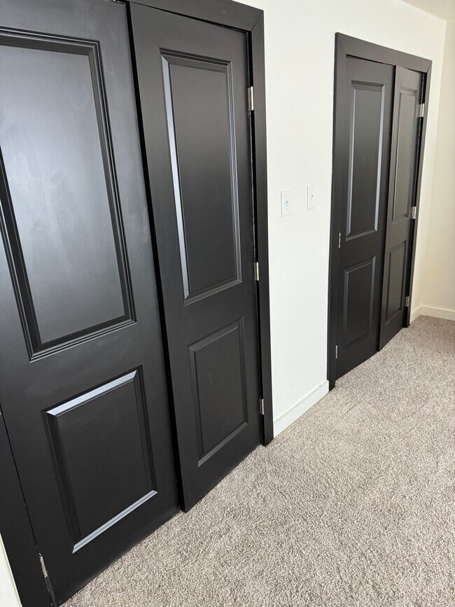 Building Photo - 4 bedroom 2 bath completely remodeled