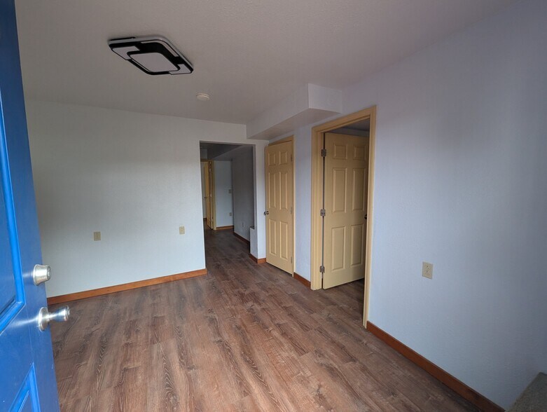 Building Photo - 5819 Bayview Ave