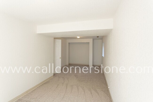 Building Photo - 940 Royal Crown Ln
