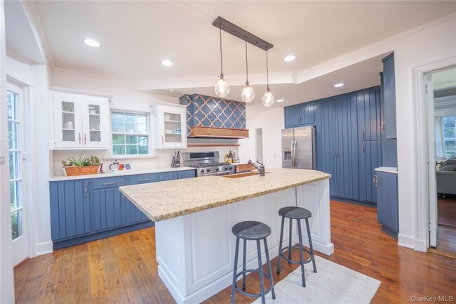 Building Photo - 10 Hidden Pond