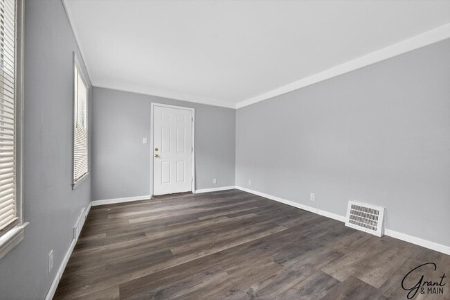 Building Photo - $1200 2 bedroom ranch