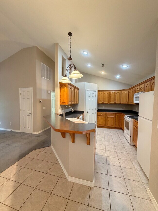 Building Photo - "Charming 3-Bedroom Summerbrooke home with 2 Full Baths with Fenced in, flat back yard”