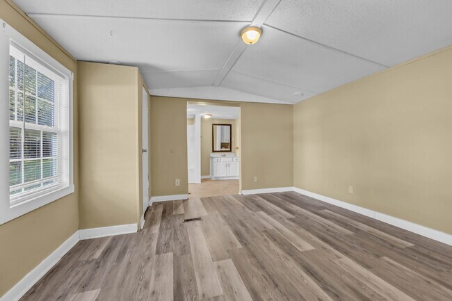 Building Photo - Cozy 3-bed 2-bath in a quiet spot.