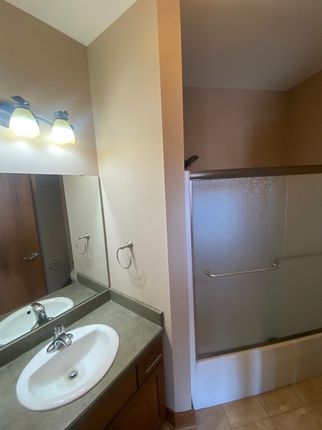 Building Photo - One Bedroom Apartment
