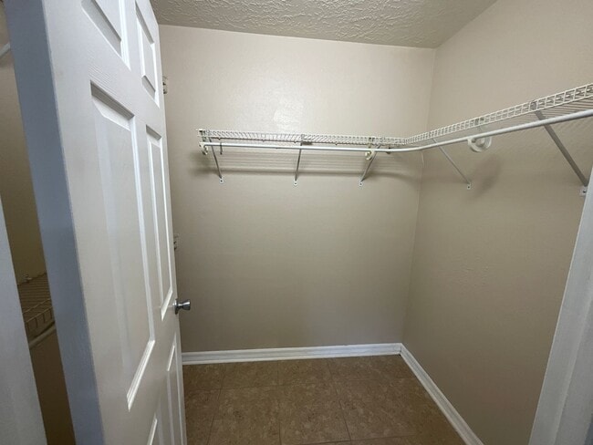 Building Photo - *** NOT AVAILABLE TO SHOW BEFORE MAY 15TH *** Great Location - SE Ocala Home 3/2/2 **Won't Last***