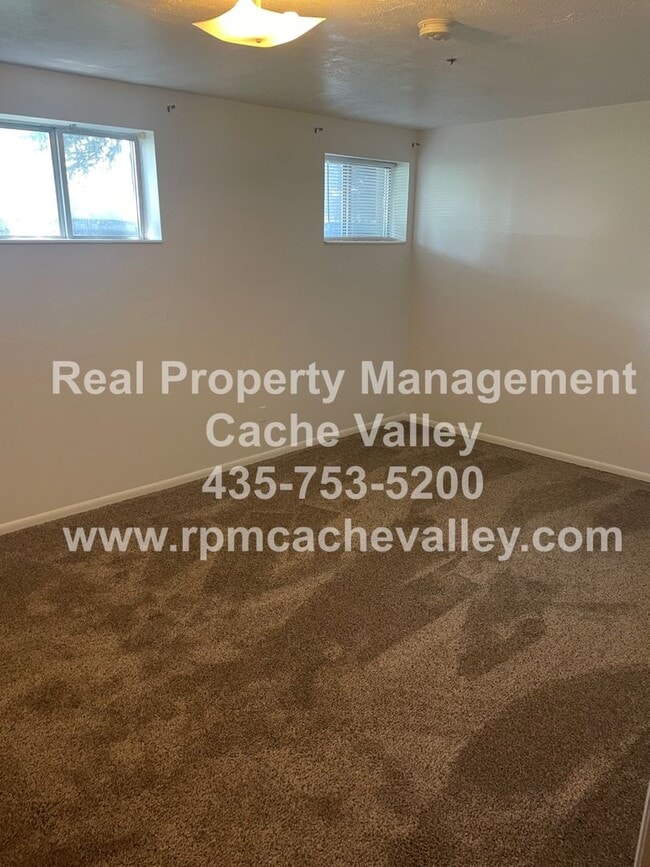Building Photo - A Pet Friendly 4 Bed, 3 Bath House in Nort...