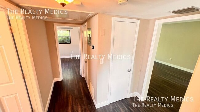 Building Photo - 929 Dupont Ave