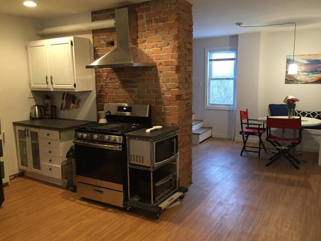 Building Photo - 513 56th St