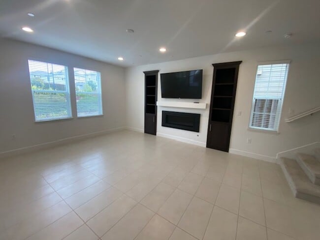 Building Photo - Beautiful Marina Home!